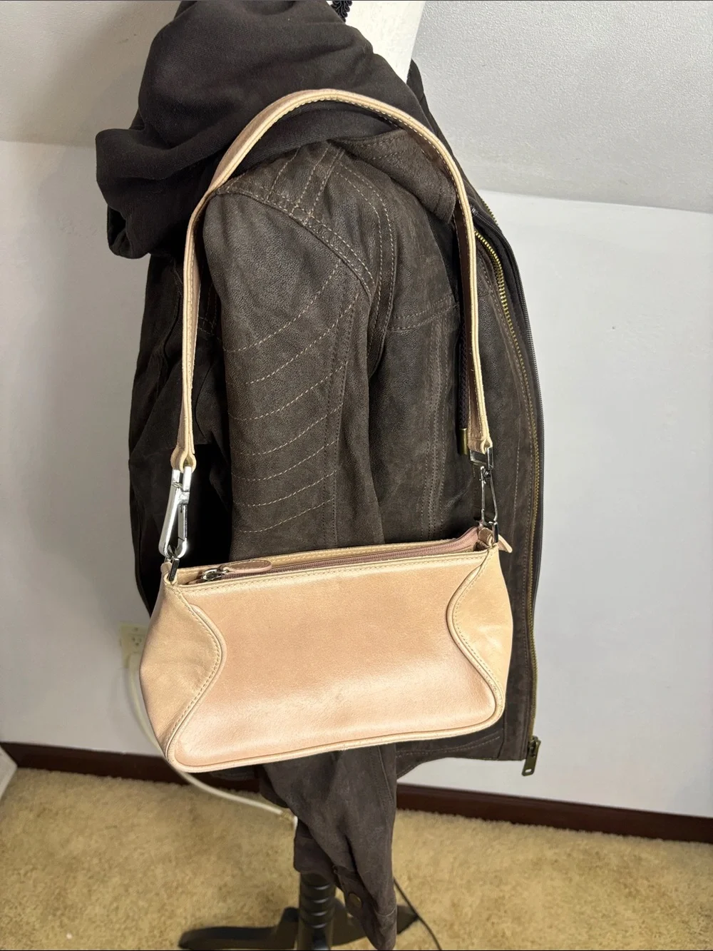 Wilson's Classic Tan Leather Shoulder Bag